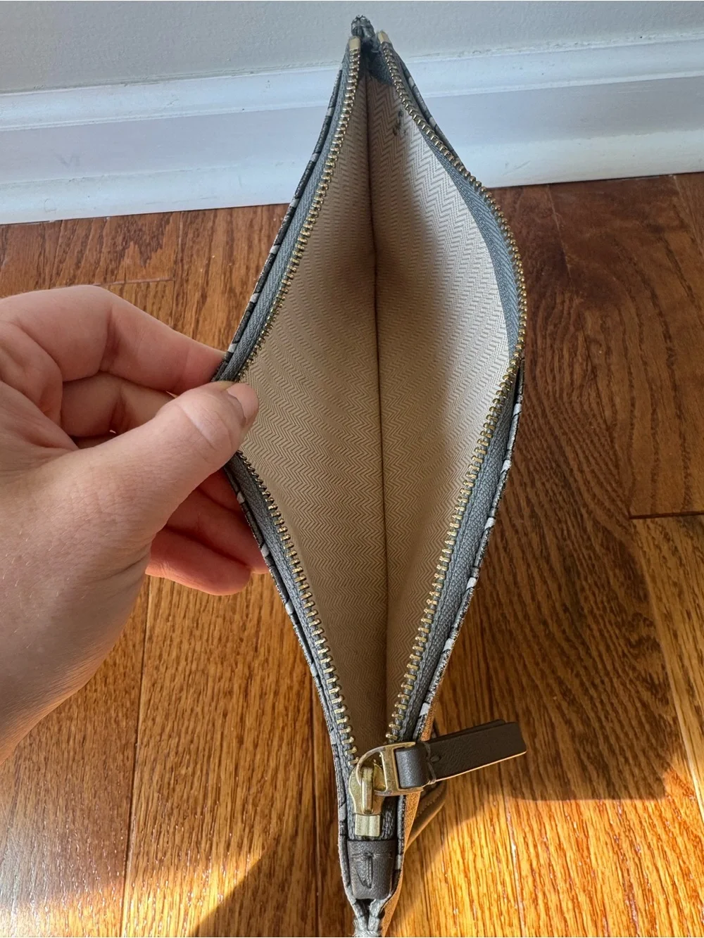 Tory Burch Ever-Ready Zip Gray Logo Tote with Matching Pouch